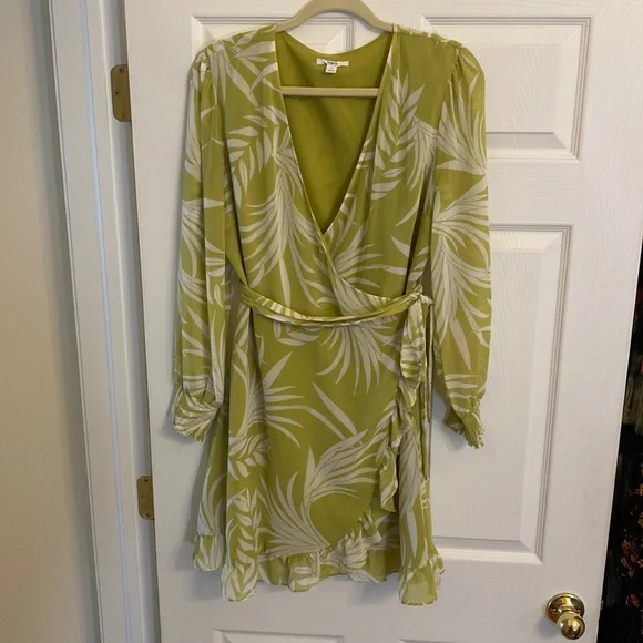 green emerald velvet dress Amazon.com: Bar III Womens Swirl Bodycon Dress, Green, Medium : Clothing,  Shoes & Jewelry main image 1